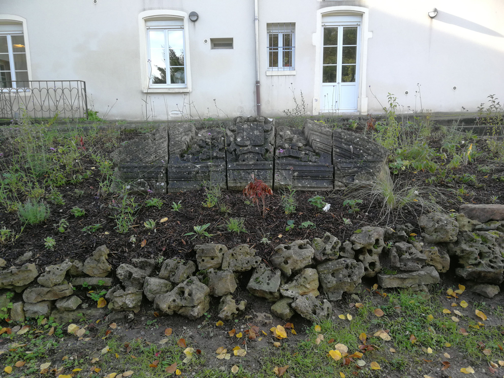24.10.2022-mise-en-place-du-fronton-de-l'ancienne-mairie-parmi-les-plantations-dans-le-parc
